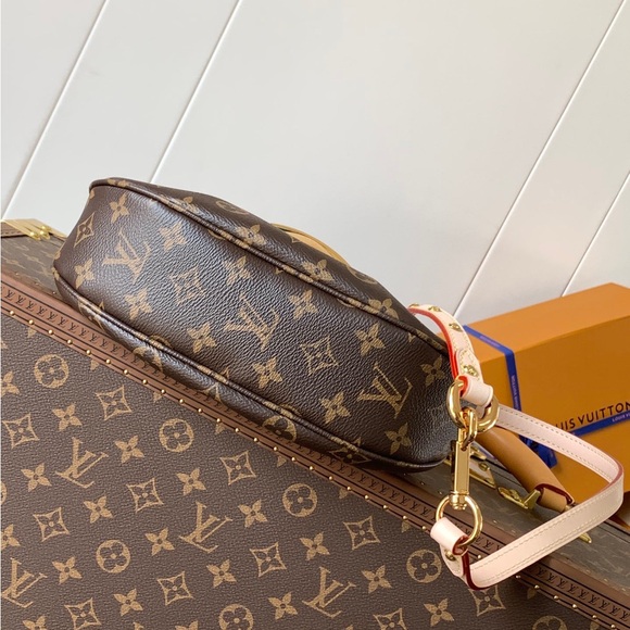 Louis Vuitton Classic Monogram Crossbody Bag - Picture 4 of 9